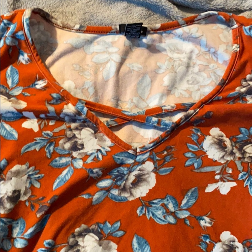 chic flower shirt!